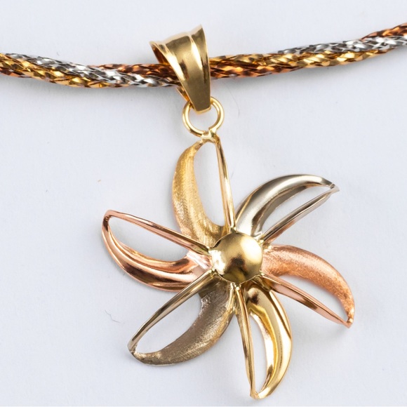 Quiet luxury 14K tricolor mesh choker length necklace & tricolor floral pendant - Picture 5 of 16